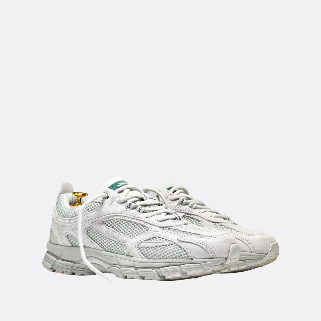 Die erneuten monochromen Turnschuhe