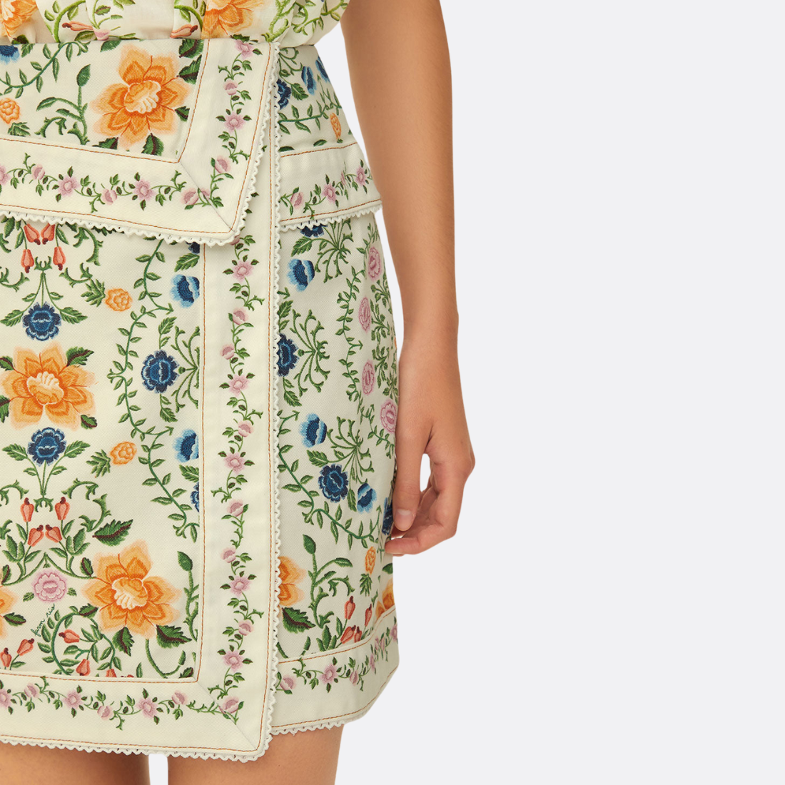 Minisrock mit dem off-weißen Volksblumen