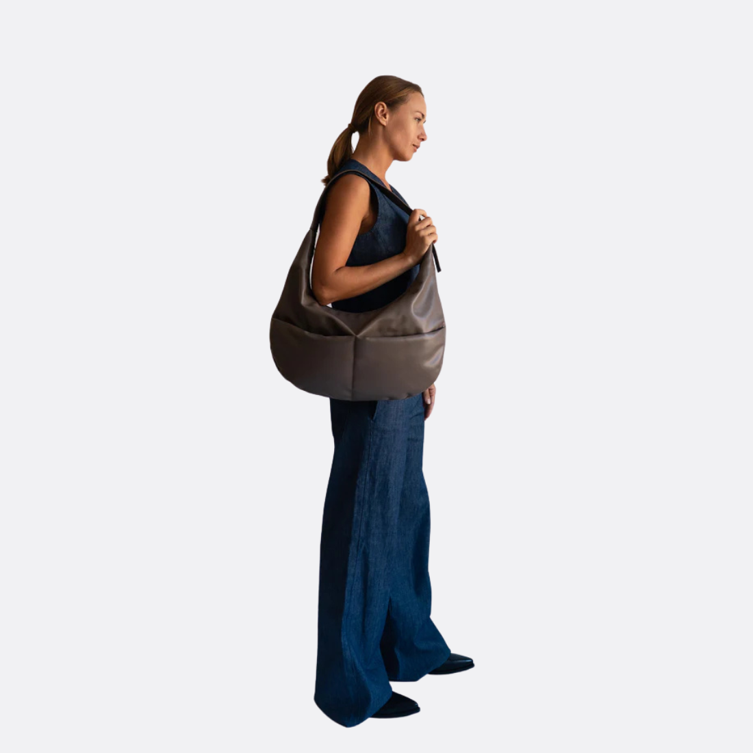 <PRODUCTTITLE> in Brown by Hvisk.