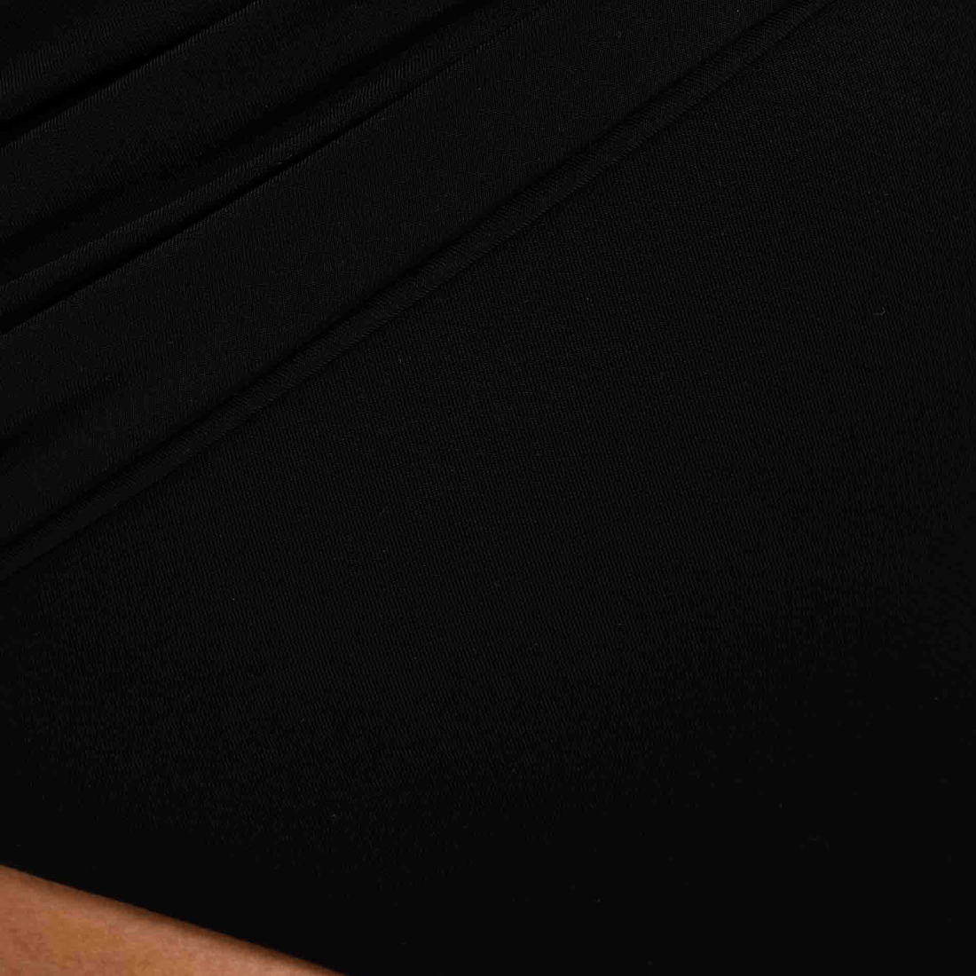 <PRODUCTTITLE> in Black by Loja 3.