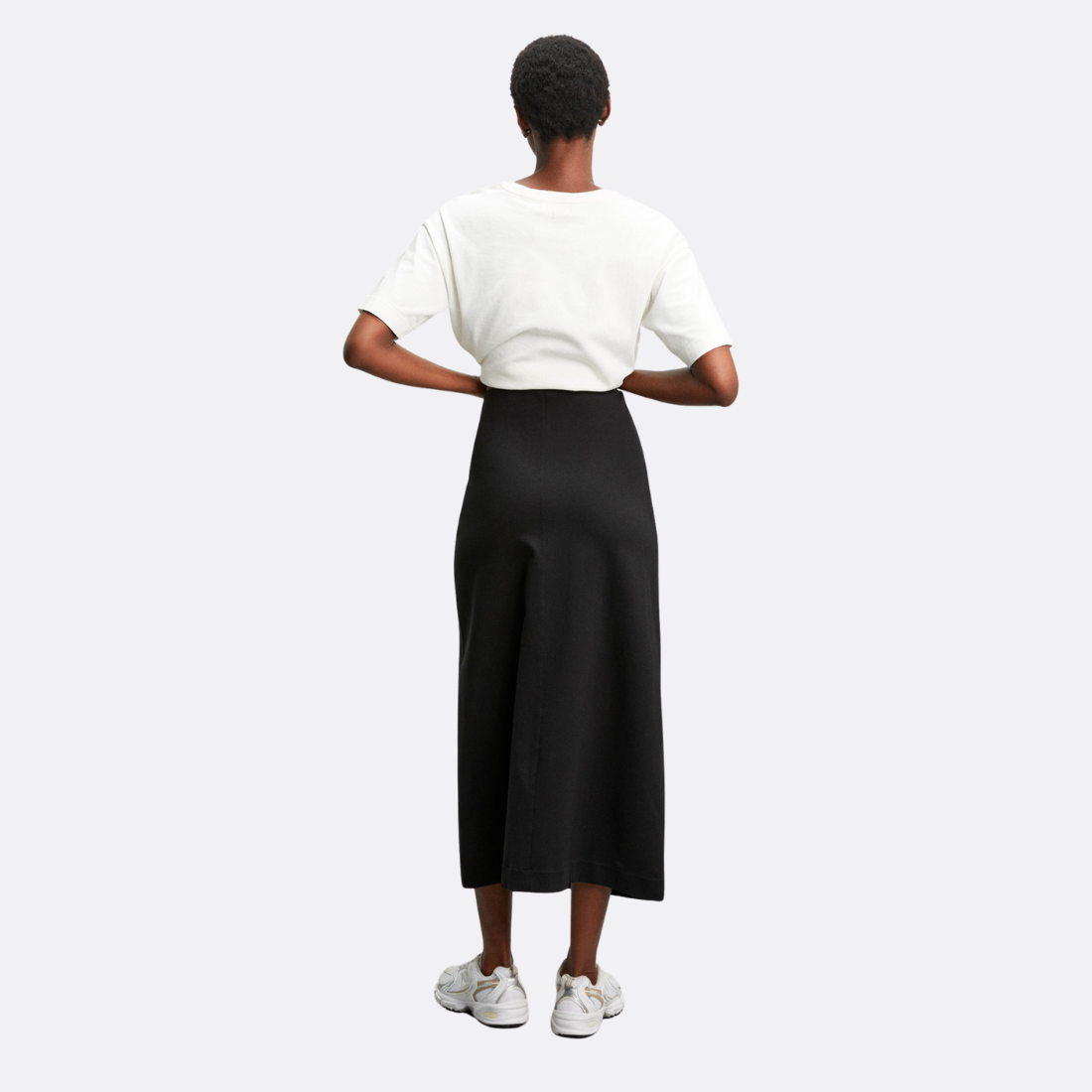 <PRODUCTTITLE> in Black by Shoulder.