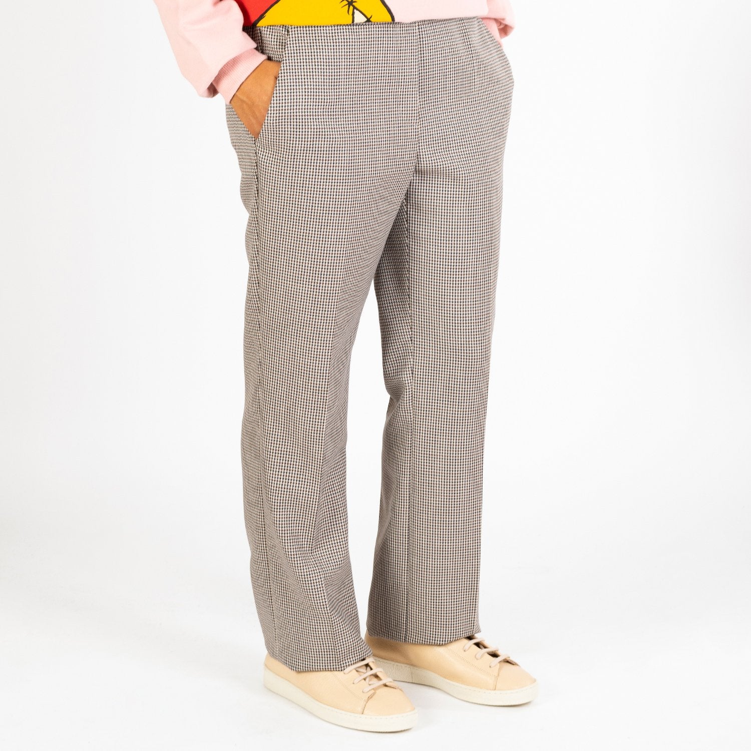 Elegant viscose mix trousers with pied de poule pattern.
