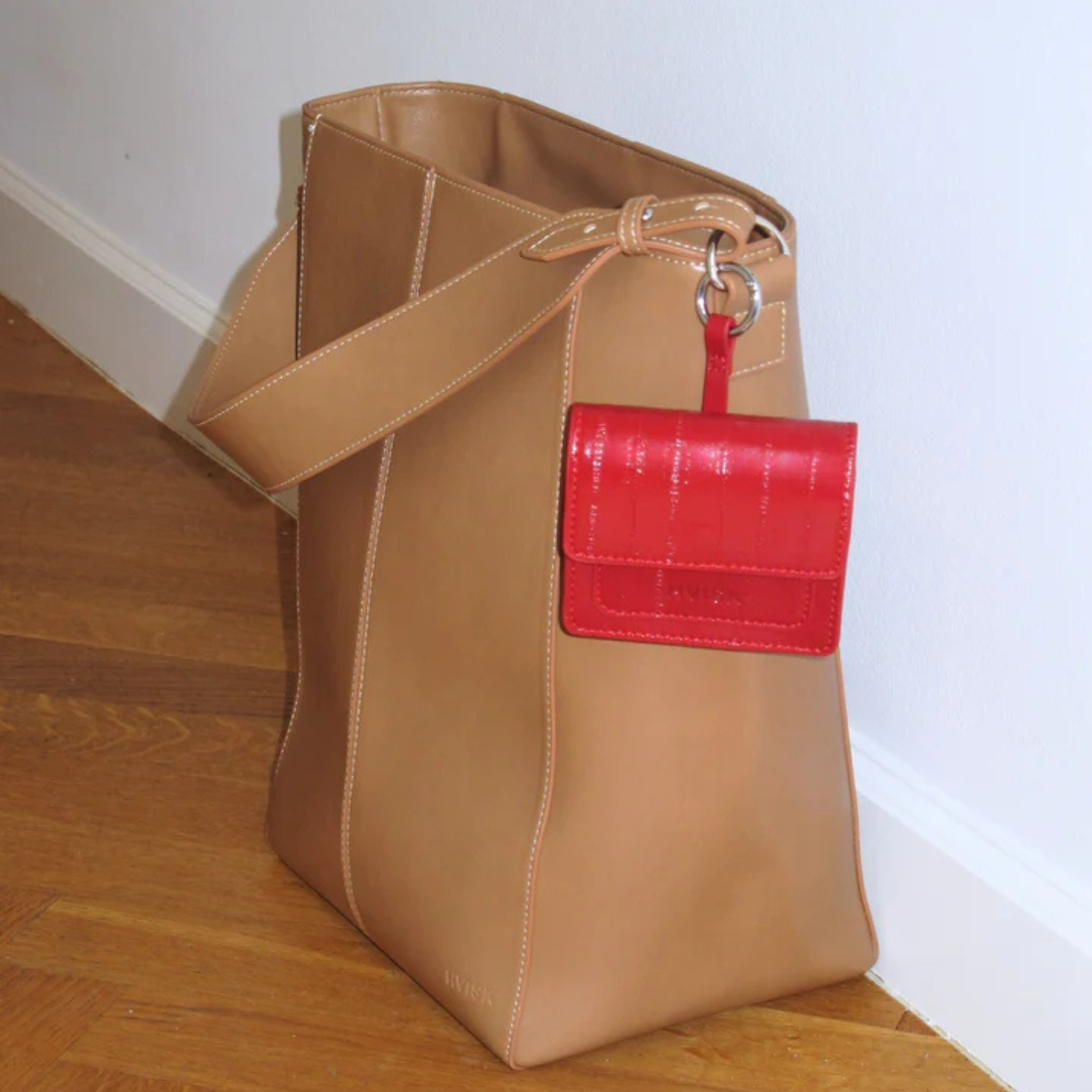 <PRODUCTTITLE> in Red by Hvisk.