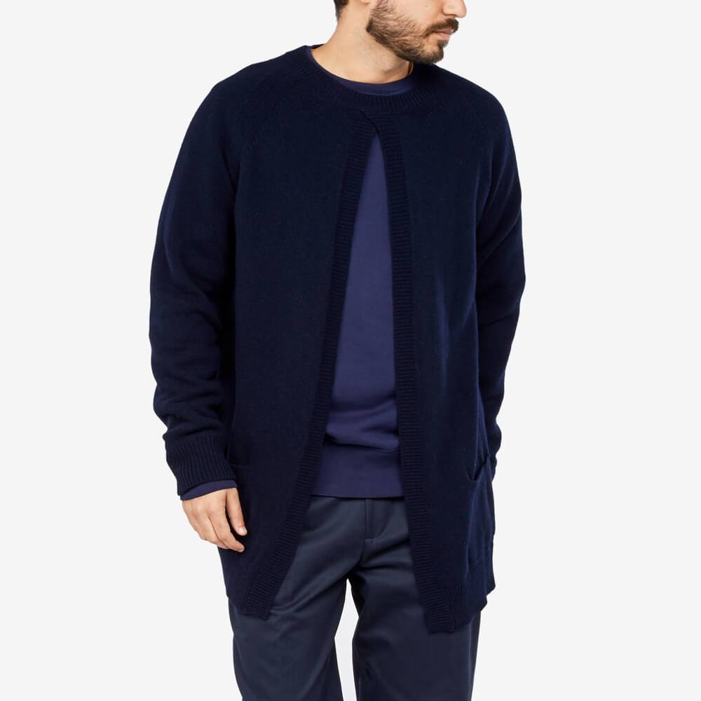 Jumper with opening on the midle front featuring ribbed collar and cuffs.