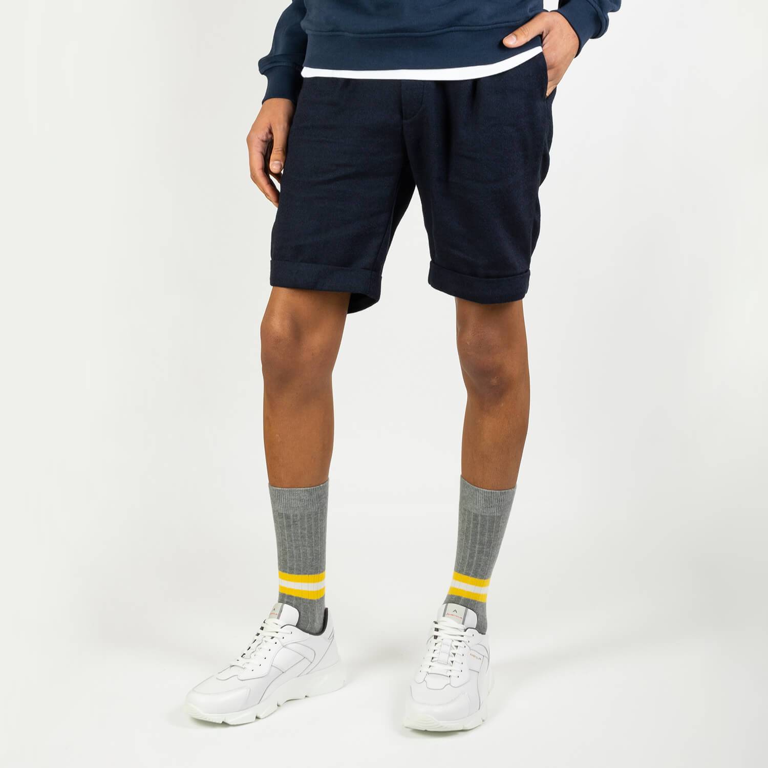 Navy blue knee lenght bermuda in a subtle and light wool and linen fabric.